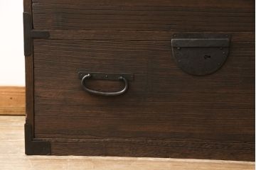桐箪笥を綺麗に再生!欠損した金具の取り付けと、高品質リペア。チェスナット系で着色仕上げ。