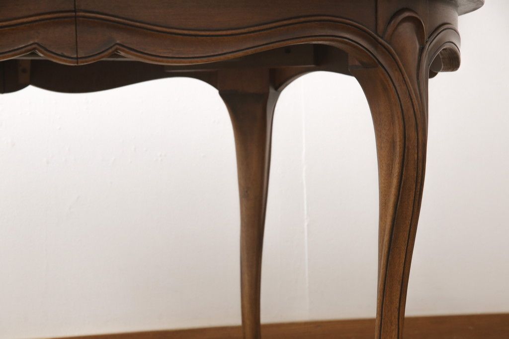 ダイニングテーブルを綺麗に再生!高品質リペアを施し、天板はセラウッド塗装で仕上げ。