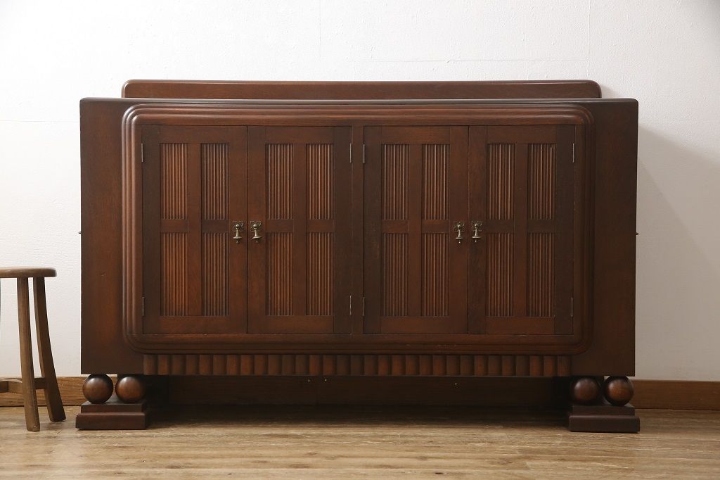 サイドボードを綺麗に再生!高品質リペアを施し、角の欠けは穴埋め、内部の引き出し上部の板を固定。元の色味に合わせて着色仕上げ。