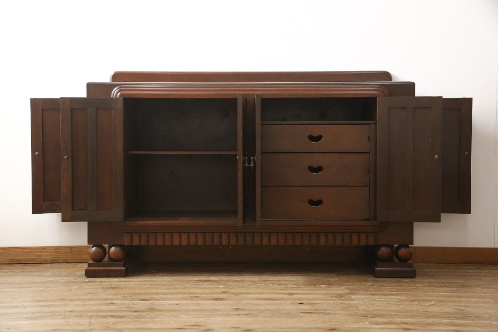 サイドボードを綺麗に再生!高品質リペアを施し、角の欠けは穴埋め、内部の引き出し上部の板を固定。元の色味に合わせて着色仕上げ。