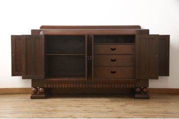 サイドボードを綺麗に再生!高品質リペアを施し、角の欠けは穴埋め、内部の引き出し上部の板を固定。元の色味に合わせて着色仕上げ。