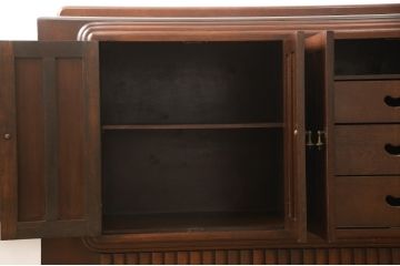 サイドボードを綺麗に再生!高品質リペアを施し、角の欠けは穴埋め、内部の引き出し上部の板を固定。元の色味に合わせて着色仕上げ。