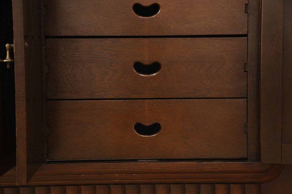 サイドボードを綺麗に再生!高品質リペアを施し、角の欠けは穴埋め、内部の引き出し上部の板を固定。元の色味に合わせて着色仕上げ。