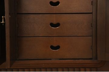 サイドボードを綺麗に再生!高品質リペアを施し、角の欠けは穴埋め、内部の引き出し上部の板を固定。元の色味に合わせて着色仕上げ。