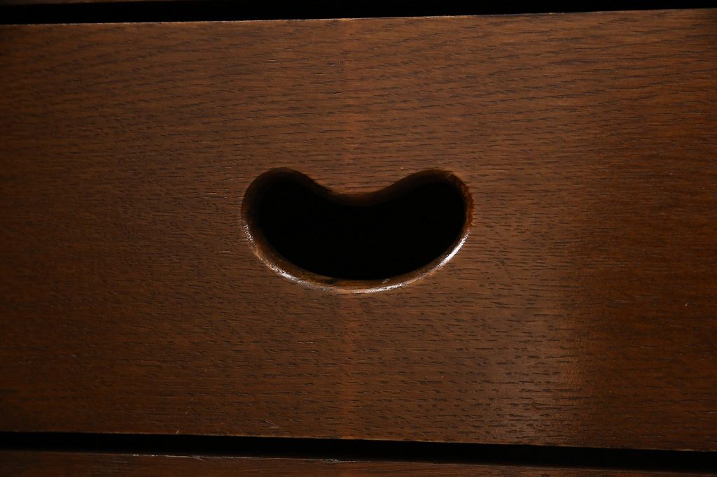 サイドボードを綺麗に再生!高品質リペアを施し、角の欠けは穴埋め、内部の引き出し上部の板を固定。元の色味に合わせて着色仕上げ。