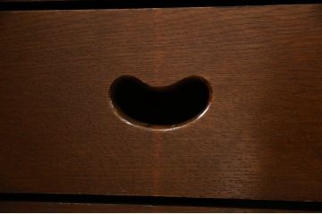 サイドボードを綺麗に再生!高品質リペアを施し、角の欠けは穴埋め、内部の引き出し上部の板を固定。元の色味に合わせて着色仕上げ。