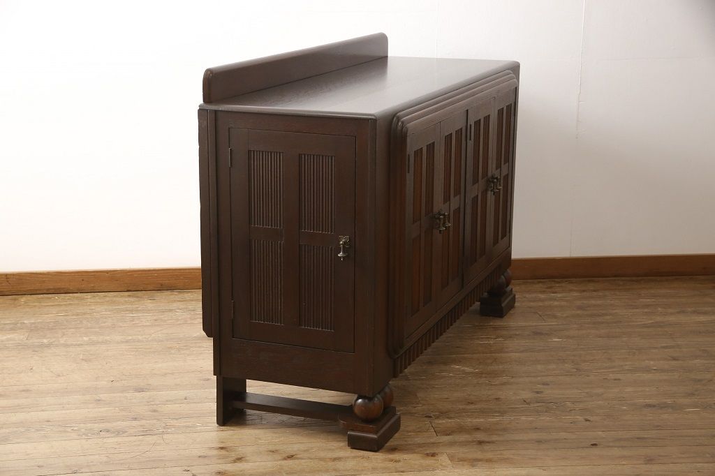 サイドボードを綺麗に再生!高品質リペアを施し、角の欠けは穴埋め、内部の引き出し上部の板を固定。元の色味に合わせて着色仕上げ。