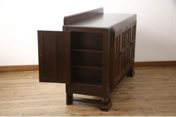 サイドボードを綺麗に再生!高品質リペアを施し、角の欠けは穴埋め、内部の引き出し上部の板を固定。元の色味に合わせて着色仕上げ。