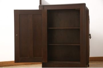 サイドボードを綺麗に再生!高品質リペアを施し、角の欠けは穴埋め、内部の引き出し上部の板を固定。元の色味に合わせて着色仕上げ。