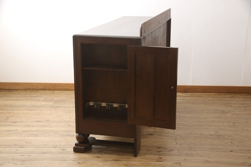 サイドボードを綺麗に再生!高品質リペアを施し、角の欠けは穴埋め、内部の引き出し上部の板を固定。元の色味に合わせて着色仕上げ。