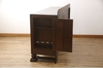 サイドボードを綺麗に再生!高品質リペアを施し、角の欠けは穴埋め、内部の引き出し上部の板を固定。元の色味に合わせて着色仕上げ。