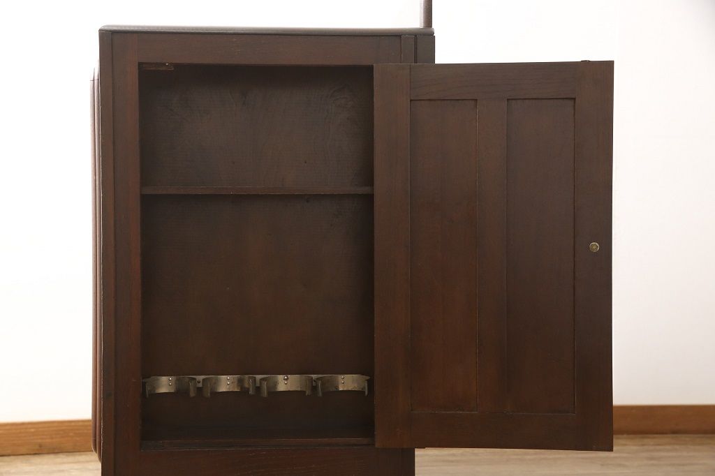 サイドボードを綺麗に再生!高品質リペアを施し、角の欠けは穴埋め、内部の引き出し上部の板を固定。元の色味に合わせて着色仕上げ。