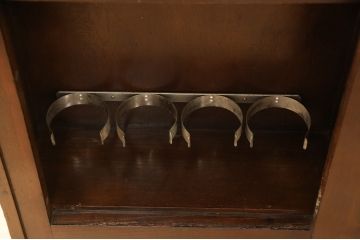 サイドボードを綺麗に再生!高品質リペアを施し、角の欠けは穴埋め、内部の引き出し上部の板を固定。元の色味に合わせて着色仕上げ。