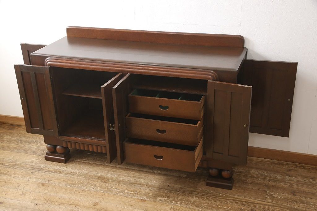 サイドボードを綺麗に再生!高品質リペアを施し、角の欠けは穴埋め、内部の引き出し上部の板を固定。元の色味に合わせて着色仕上げ。