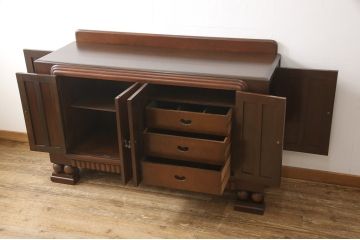 サイドボードを綺麗に再生!高品質リペアを施し、角の欠けは穴埋め、内部の引き出し上部の板を固定。元の色味に合わせて着色仕上げ。