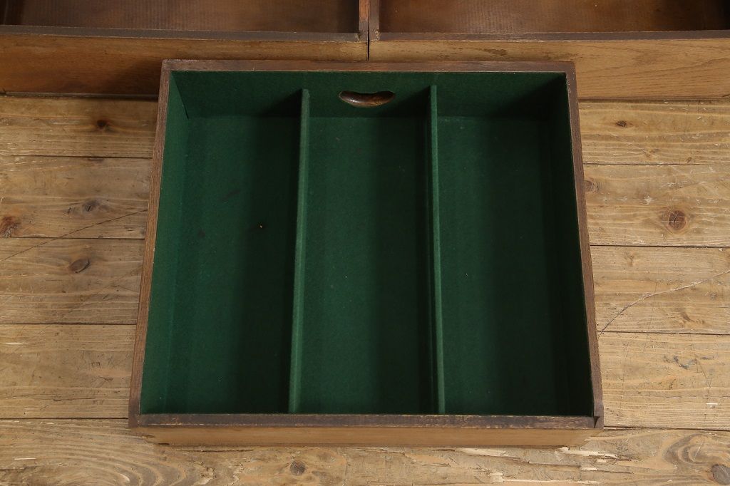 サイドボードを綺麗に再生!高品質リペアを施し、角の欠けは穴埋め、内部の引き出し上部の板を固定。元の色味に合わせて着色仕上げ。