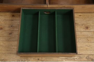 サイドボードを綺麗に再生!高品質リペアを施し、角の欠けは穴埋め、内部の引き出し上部の板を固定。元の色味に合わせて着色仕上げ。