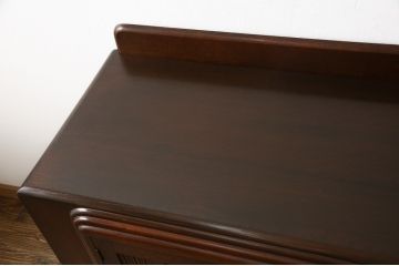 サイドボードを綺麗に再生!高品質リペアを施し、角の欠けは穴埋め、内部の引き出し上部の板を固定。元の色味に合わせて着色仕上げ。