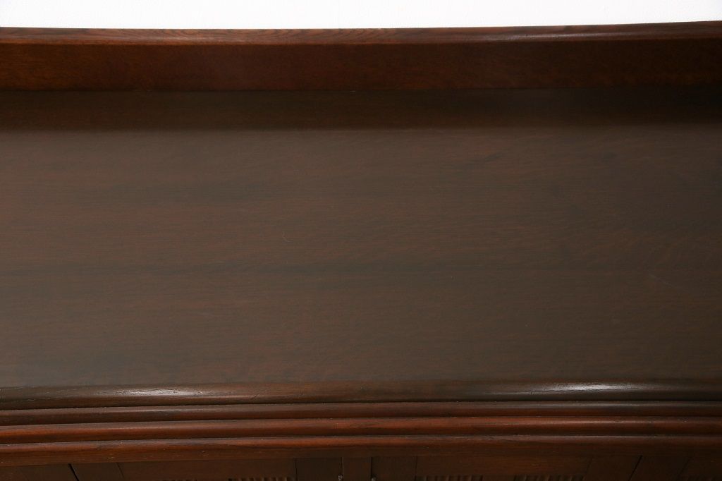 サイドボードを綺麗に再生!高品質リペアを施し、角の欠けは穴埋め、内部の引き出し上部の板を固定。元の色味に合わせて着色仕上げ。