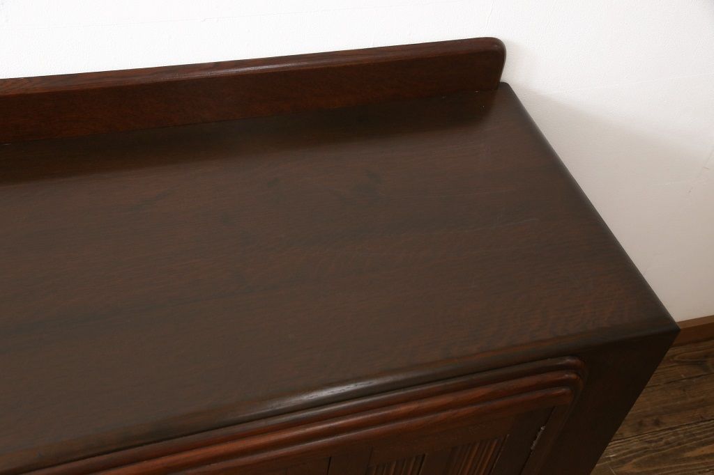 サイドボードを綺麗に再生!高品質リペアを施し、角の欠けは穴埋め、内部の引き出し上部の板を固定。元の色味に合わせて着色仕上げ。