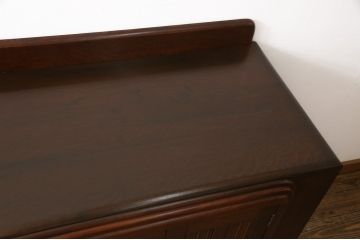 サイドボードを綺麗に再生!高品質リペアを施し、角の欠けは穴埋め、内部の引き出し上部の板を固定。元の色味に合わせて着色仕上げ。