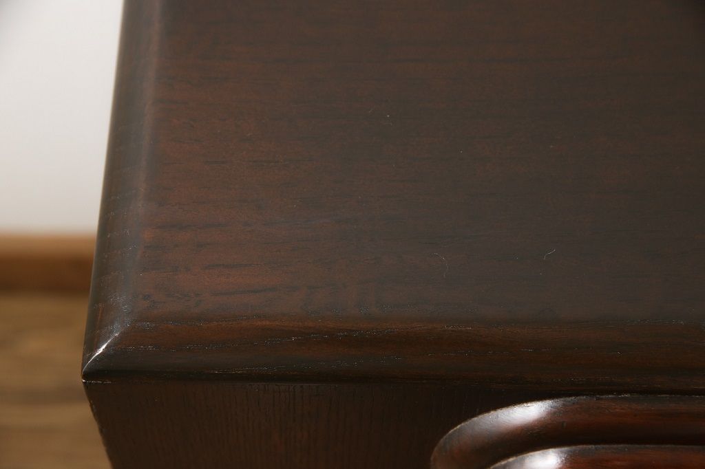 サイドボードを綺麗に再生!高品質リペアを施し、角の欠けは穴埋め、内部の引き出し上部の板を固定。元の色味に合わせて着色仕上げ。