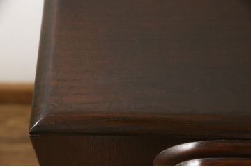 サイドボードを綺麗に再生!高品質リペアを施し、角の欠けは穴埋め、内部の引き出し上部の板を固定。元の色味に合わせて着色仕上げ。