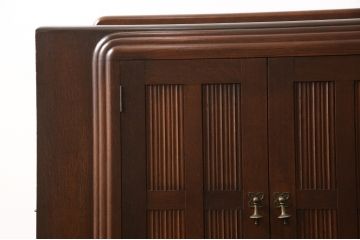 サイドボードを綺麗に再生!高品質リペアを施し、角の欠けは穴埋め、内部の引き出し上部の板を固定。元の色味に合わせて着色仕上げ。