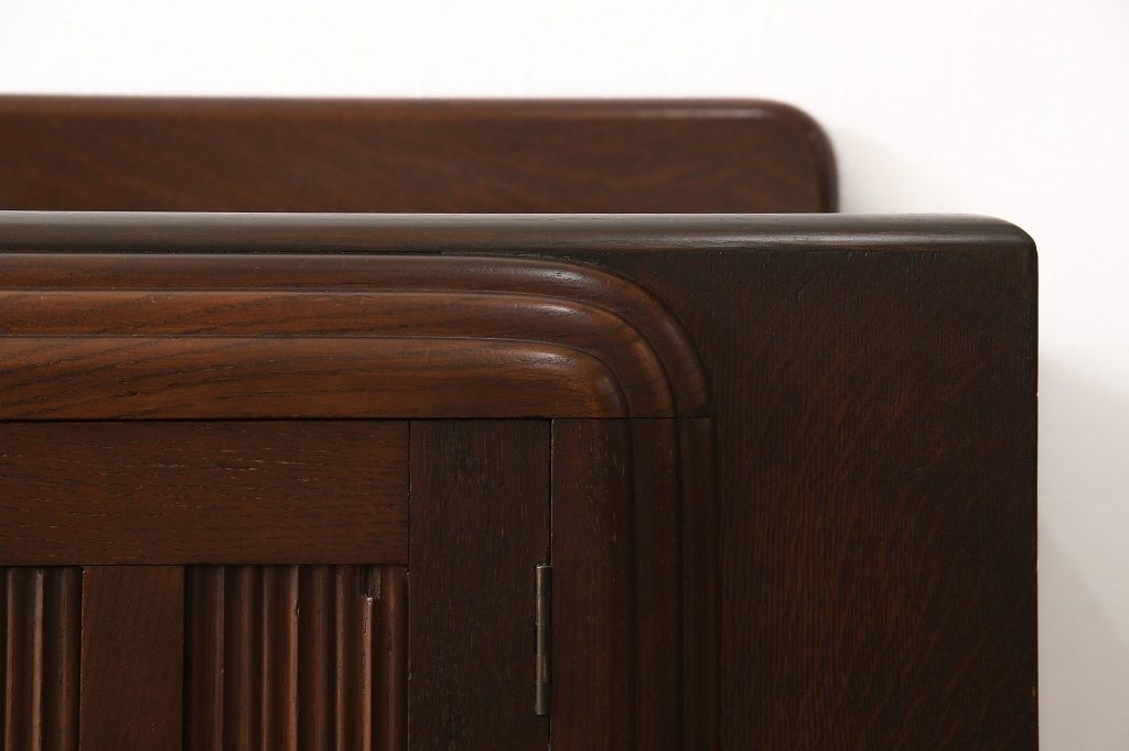 サイドボードを綺麗に再生!高品質リペアを施し、角の欠けは穴埋め、内部の引き出し上部の板を固定。元の色味に合わせて着色仕上げ。