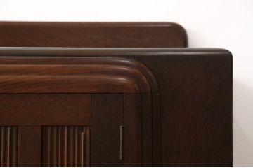 サイドボードを綺麗に再生!高品質リペアを施し、角の欠けは穴埋め、内部の引き出し上部の板を固定。元の色味に合わせて着色仕上げ。