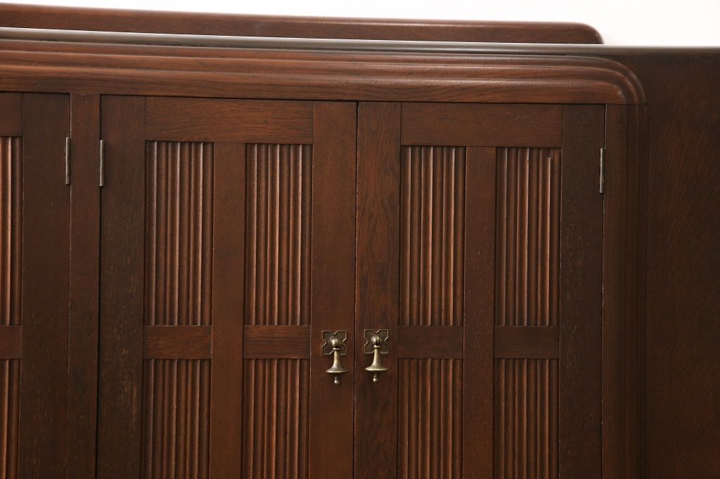 サイドボードを綺麗に再生!高品質リペアを施し、角の欠けは穴埋め、内部の引き出し上部の板を固定。元の色味に合わせて着色仕上げ。