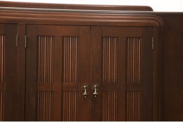 サイドボードを綺麗に再生!高品質リペアを施し、角の欠けは穴埋め、内部の引き出し上部の板を固定。元の色味に合わせて着色仕上げ。