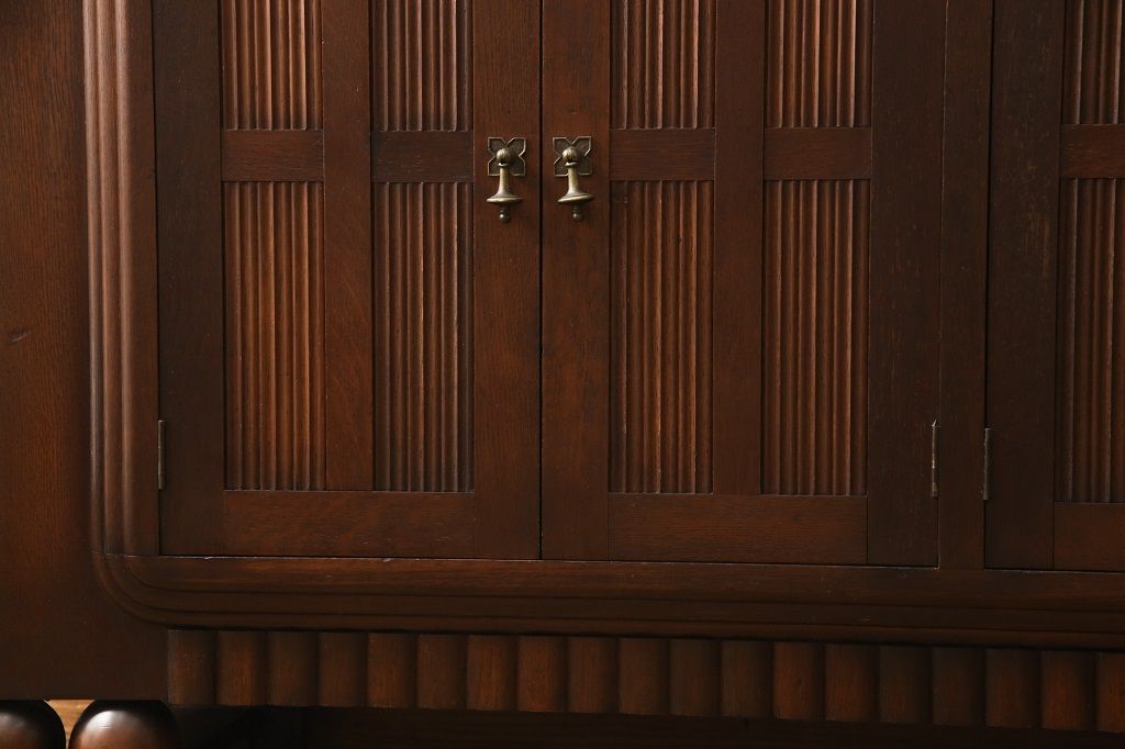 サイドボードを綺麗に再生!高品質リペアを施し、角の欠けは穴埋め、内部の引き出し上部の板を固定。元の色味に合わせて着色仕上げ。