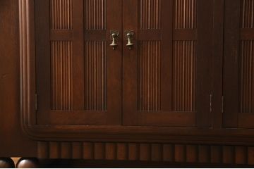 サイドボードを綺麗に再生!高品質リペアを施し、角の欠けは穴埋め、内部の引き出し上部の板を固定。元の色味に合わせて着色仕上げ。