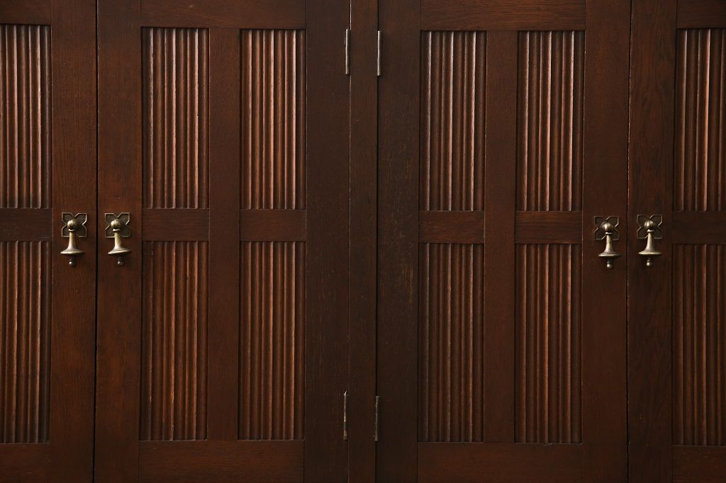 サイドボードを綺麗に再生!高品質リペアを施し、角の欠けは穴埋め、内部の引き出し上部の板を固定。元の色味に合わせて着色仕上げ。