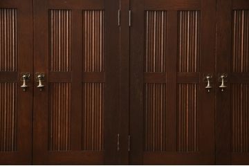 サイドボードを綺麗に再生!高品質リペアを施し、角の欠けは穴埋め、内部の引き出し上部の板を固定。元の色味に合わせて着色仕上げ。