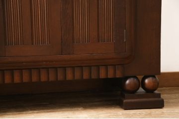 サイドボードを綺麗に再生!高品質リペアを施し、角の欠けは穴埋め、内部の引き出し上部の板を固定。元の色味に合わせて着色仕上げ。