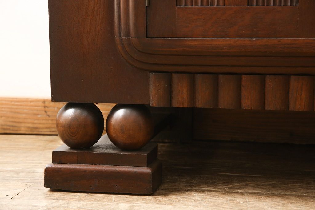 サイドボードを綺麗に再生!高品質リペアを施し、角の欠けは穴埋め、内部の引き出し上部の板を固定。元の色味に合わせて着色仕上げ。