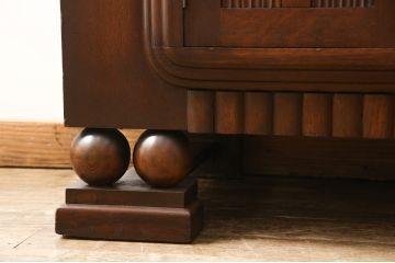 サイドボードを綺麗に再生!高品質リペアを施し、角の欠けは穴埋め、内部の引き出し上部の板を固定。元の色味に合わせて着色仕上げ。