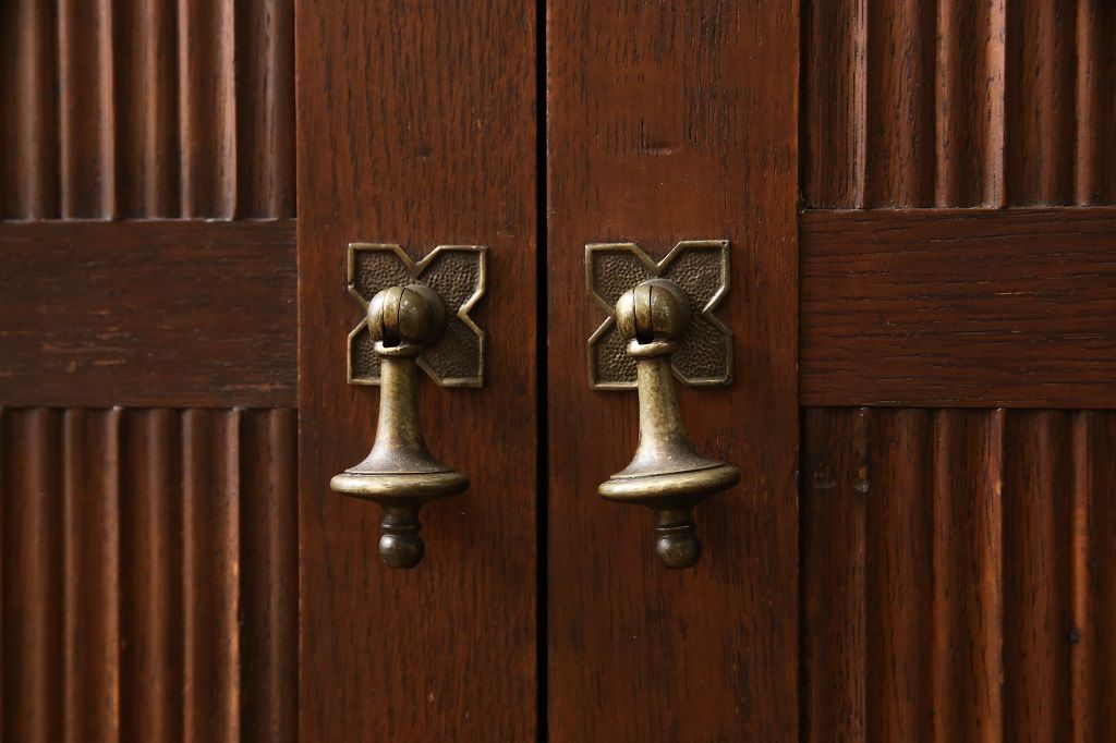 サイドボードを綺麗に再生!高品質リペアを施し、角の欠けは穴埋め、内部の引き出し上部の板を固定。元の色味に合わせて着色仕上げ。