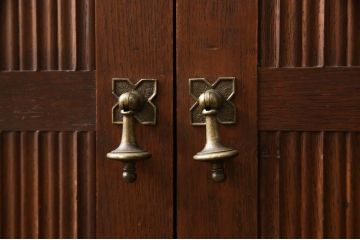 サイドボードを綺麗に再生!高品質リペアを施し、角の欠けは穴埋め、内部の引き出し上部の板を固定。元の色味に合わせて着色仕上げ。