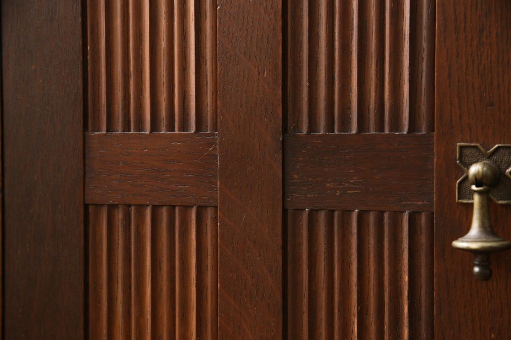 サイドボードを綺麗に再生!高品質リペアを施し、角の欠けは穴埋め、内部の引き出し上部の板を固定。元の色味に合わせて着色仕上げ。