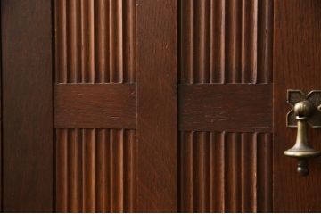 サイドボードを綺麗に再生!高品質リペアを施し、角の欠けは穴埋め、内部の引き出し上部の板を固定。元の色味に合わせて着色仕上げ。