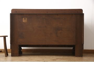 サイドボードを綺麗に再生!高品質リペアを施し、角の欠けは穴埋め、内部の引き出し上部の板を固定。元の色味に合わせて着色仕上げ。