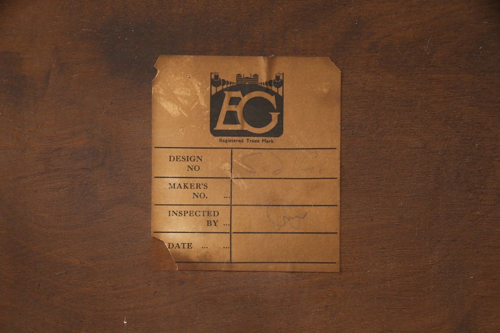 サイドボードを綺麗に再生!高品質リペアを施し、角の欠けは穴埋め、内部の引き出し上部の板を固定。元の色味に合わせて着色仕上げ。