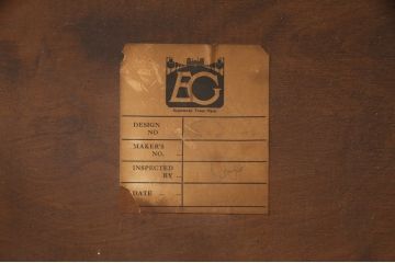 サイドボードを綺麗に再生!高品質リペアを施し、角の欠けは穴埋め、内部の引き出し上部の板を固定。元の色味に合わせて着色仕上げ。