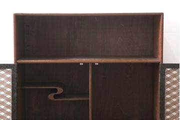 茶箪笥を使いやすくリメイク!ガラス戸がある段を、組子ガラス入りの観音扉仕様の棚に変更。扉に房付きの取っ手を取り付け。他の取っ手や引き手を交換し、脚を取り付け。既存の塗装は剥離し、深みのある赤色に着色仕上げ。