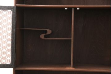 茶箪笥を使いやすくリメイク!ガラス戸がある段を、組子ガラス入りの観音扉仕様の棚に変更。扉に房付きの取っ手を取り付け。他の取っ手や引き手を交換し、脚を取り付け。既存の塗装は剥離し、深みのある赤色に着色仕上げ。