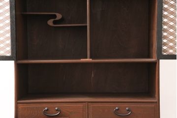 茶箪笥を使いやすくリメイク!ガラス戸がある段を、組子ガラス入りの観音扉仕様の棚に変更。扉に房付きの取っ手を取り付け。他の取っ手や引き手を交換し、脚を取り付け。既存の塗装は剥離し、深みのある赤色に着色仕上げ。