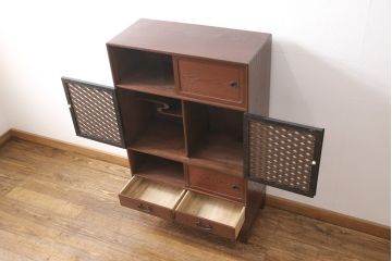 茶箪笥を使いやすくリメイク!ガラス戸がある段を、組子ガラス入りの観音扉仕様の棚に変更。扉に房付きの取っ手を取り付け。他の取っ手や引き手を交換し、脚を取り付け。既存の塗装は剥離し、深みのある赤色に着色仕上げ。